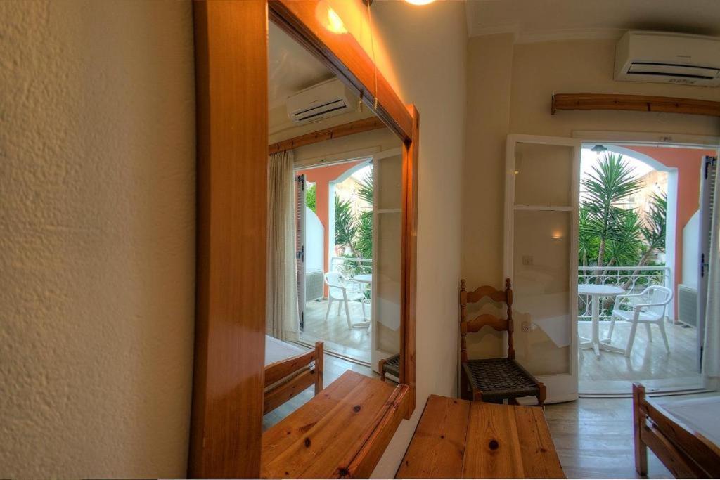 Hotel Benitses Arches Екстер'єр фото