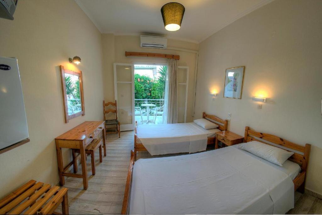 Hotel Benitses Arches Екстер'єр фото